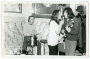 1972/3. Występ zespołu muzycznego tworzonego przez Leszka Bęben, Halinę Mikoś i Mariana Mikoś, remiza OSP Radwanice, 